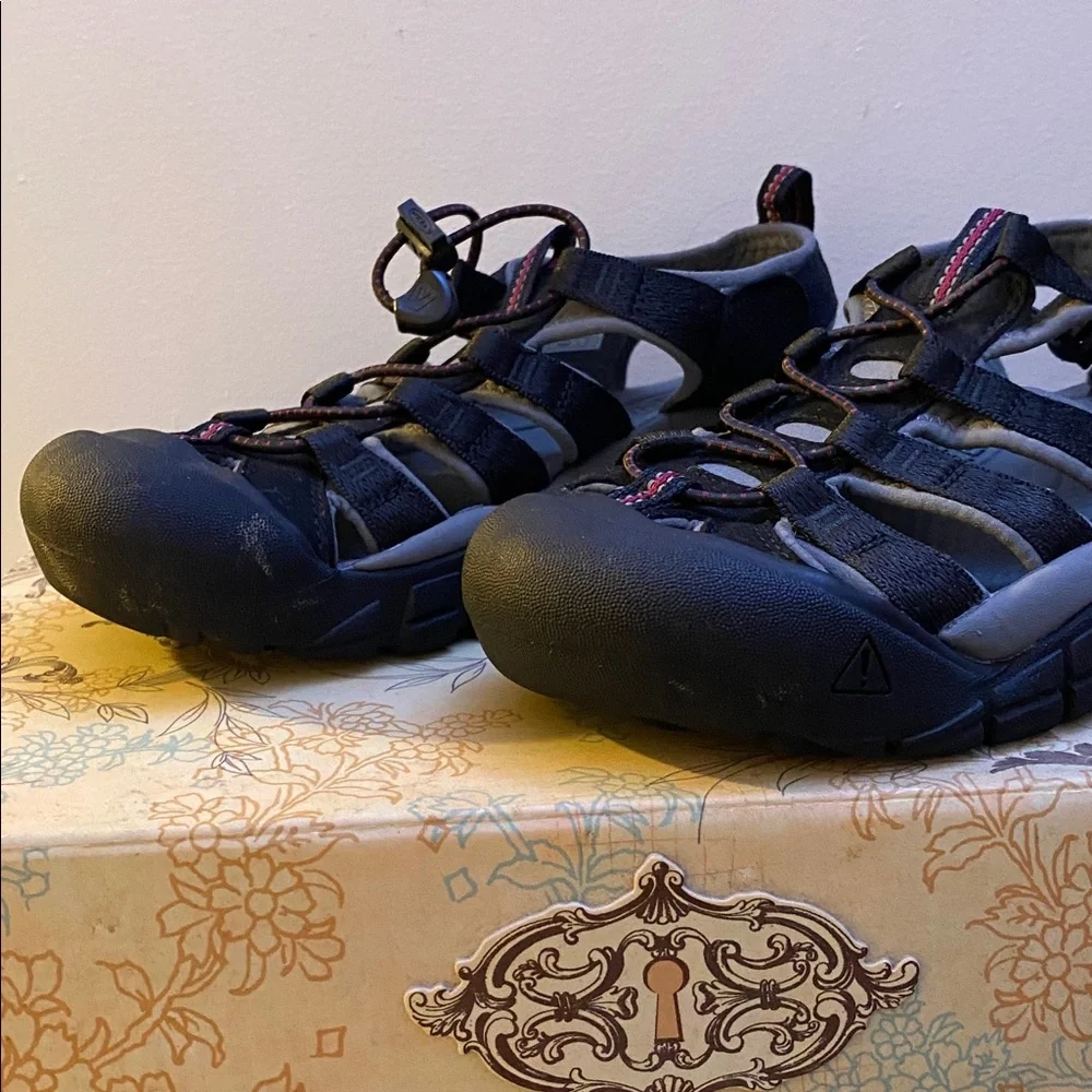 Keen Gray/Blach waterproof Footwear, scuffs one right toe from normal wear, - Picture 3 of 10